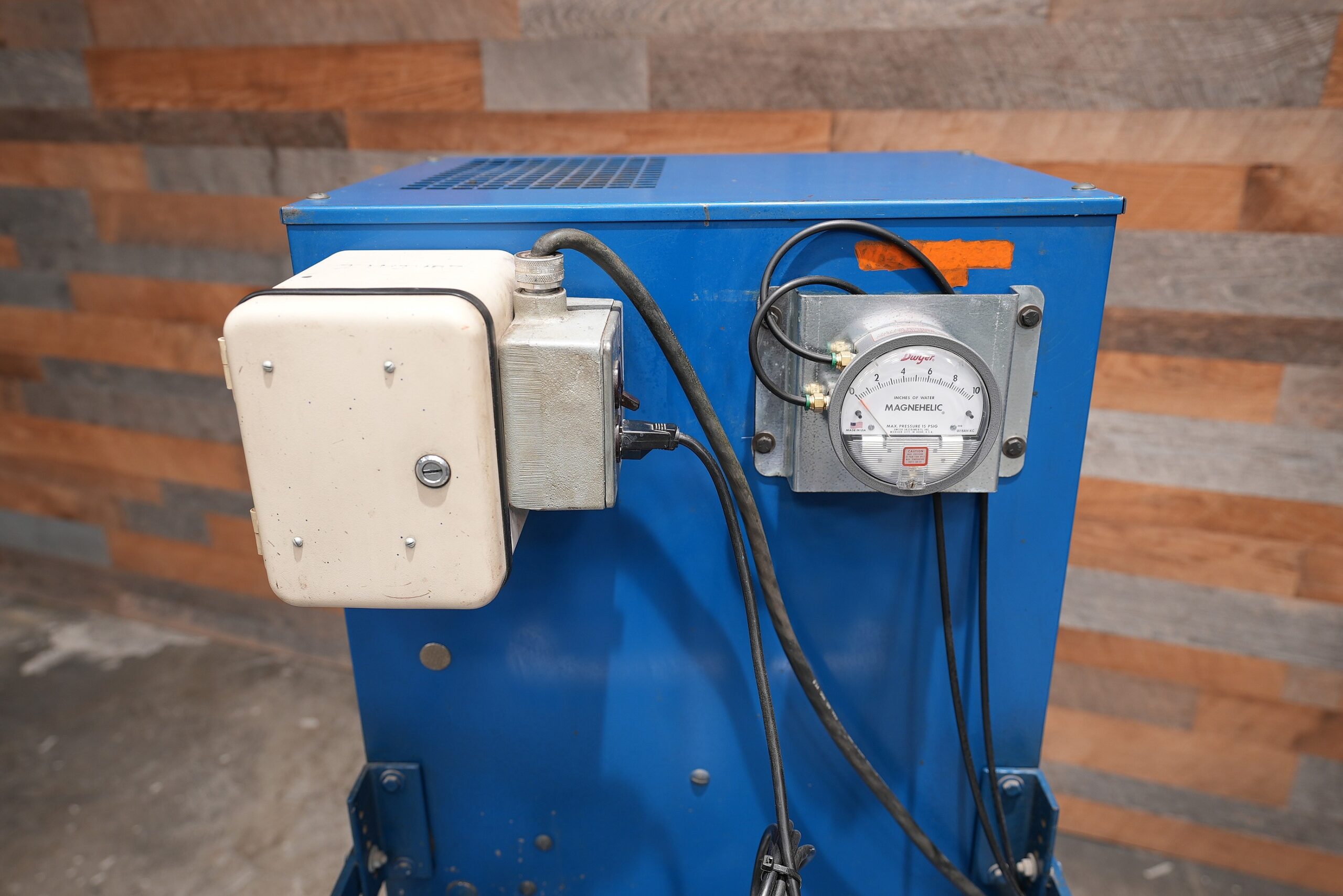 Donaldson Torit VS 550 Dust Collector W/Built in 1/3 hp Baldor Grinder/Buffer