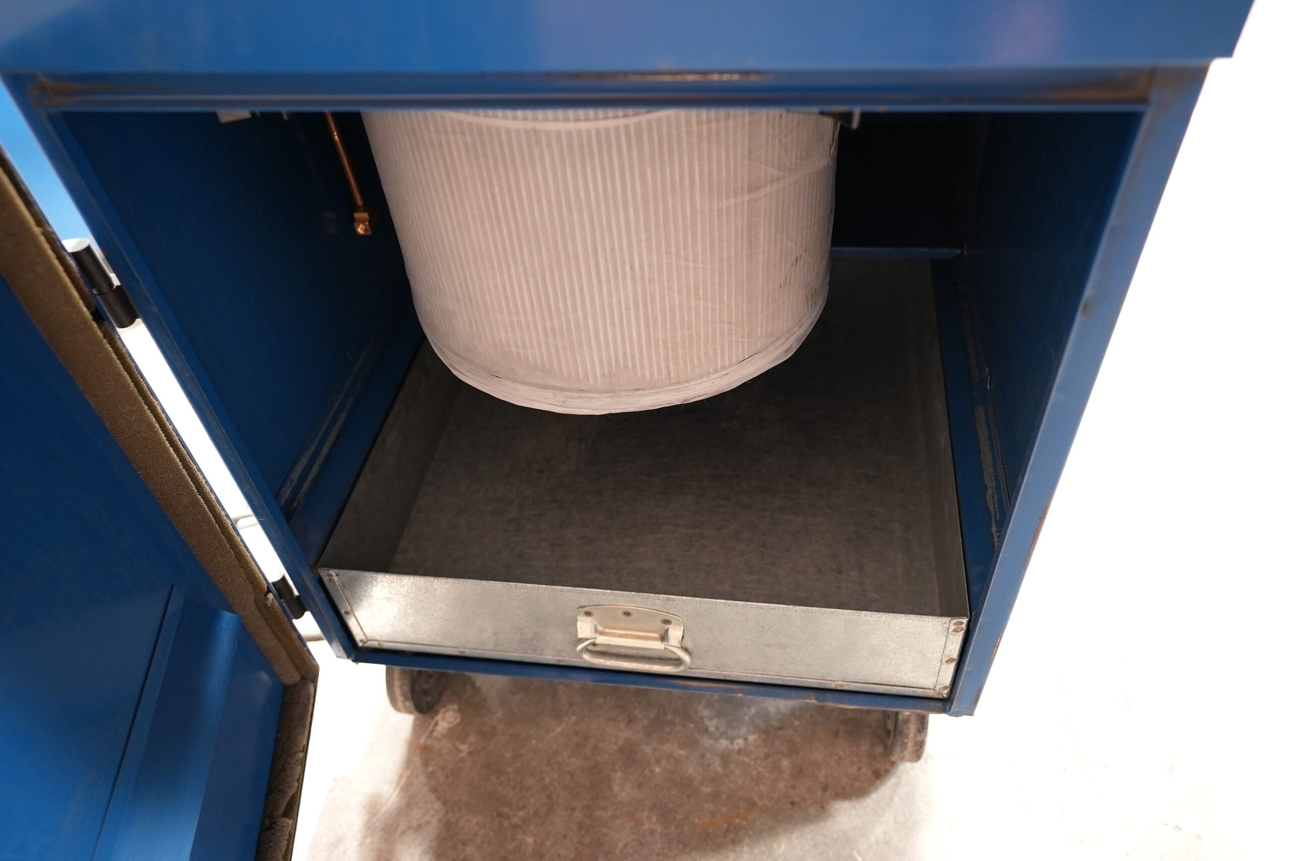 Donaldson Torit VS 550 Dust Collector W/Built in 1/3 hp Baldor Grinder/Buffer